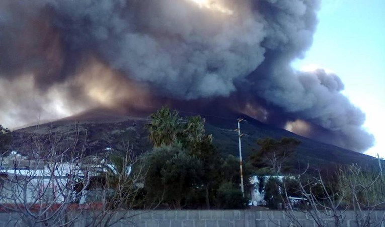 Velika erupcija vulkana na talijanskom otoku Stromboli, poginuo turist